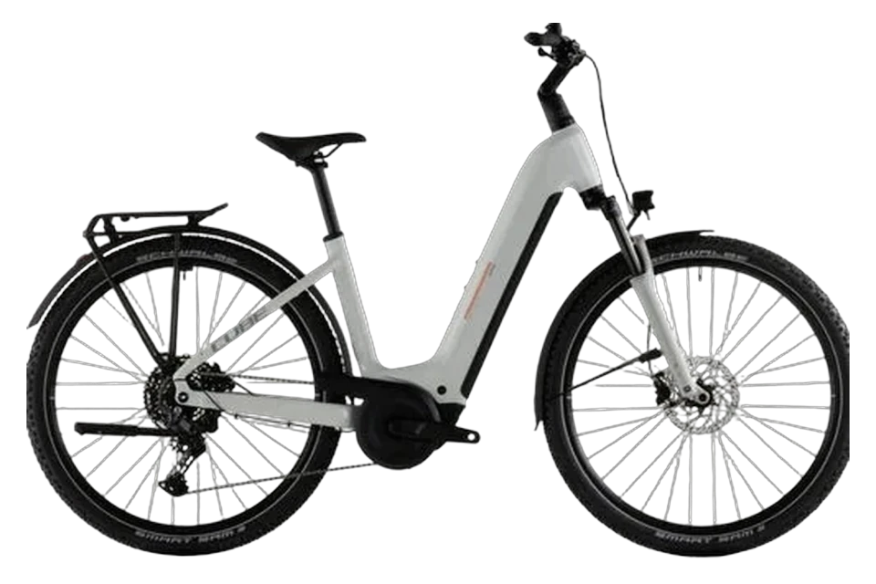 Bicicleta eléctrica Cube de trekking con barra baja para alquiler en Gredos