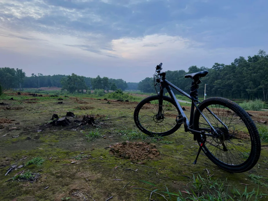 Bicicleta de montaña en el campo al atardecer