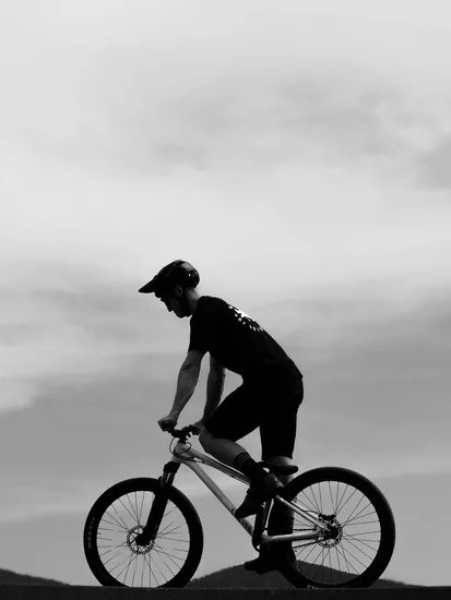 Ciclista haciendo caballito, blanco y negro
